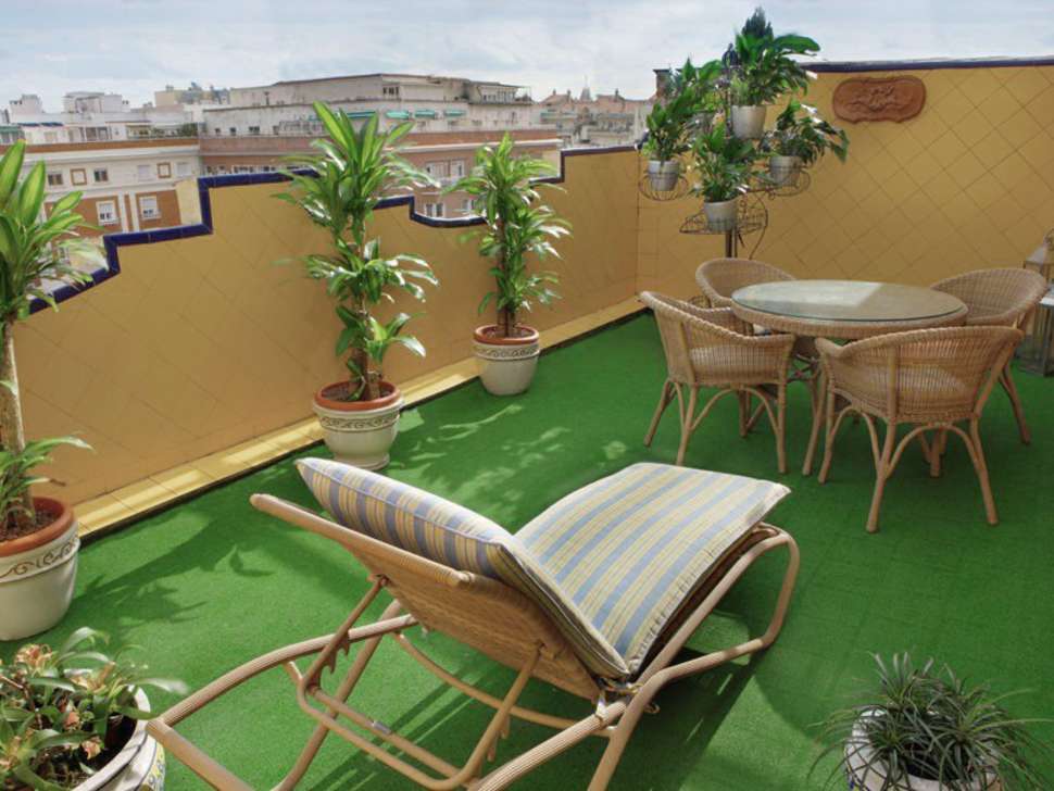 Een foto van het terras bij Sercotel Gran Hotel Conde Duque