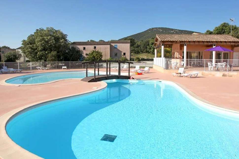 Een foto van het zwembad bij Les Portes des Cevennes