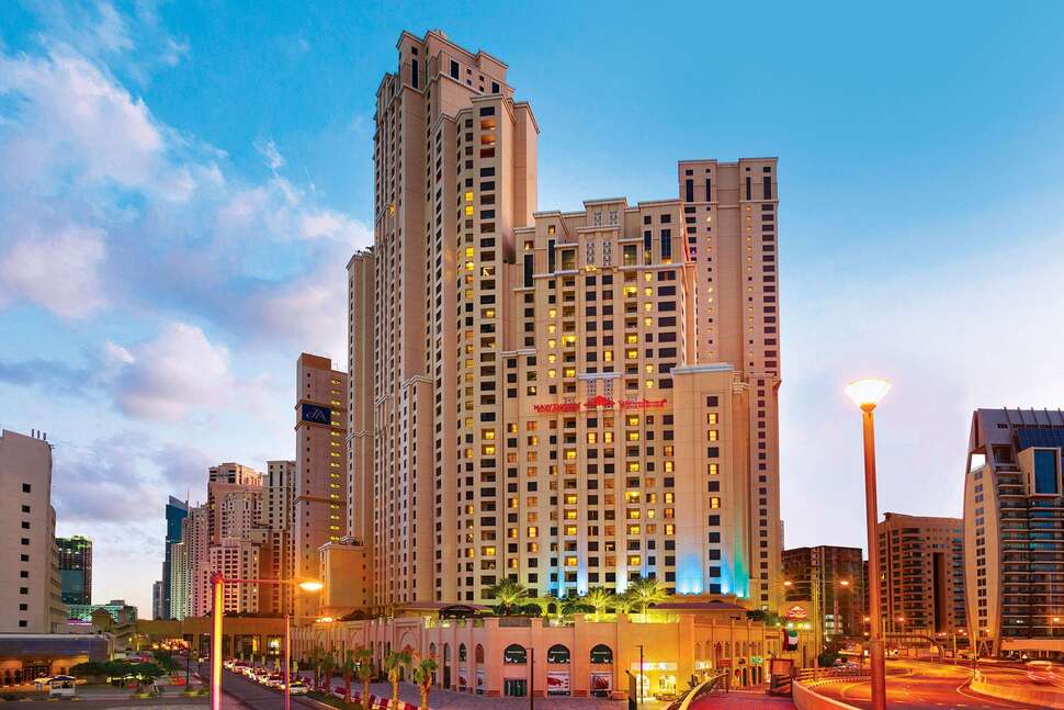 Een foto van de buitenkant van Ramada Hotel & Suites by Wyndham JBR