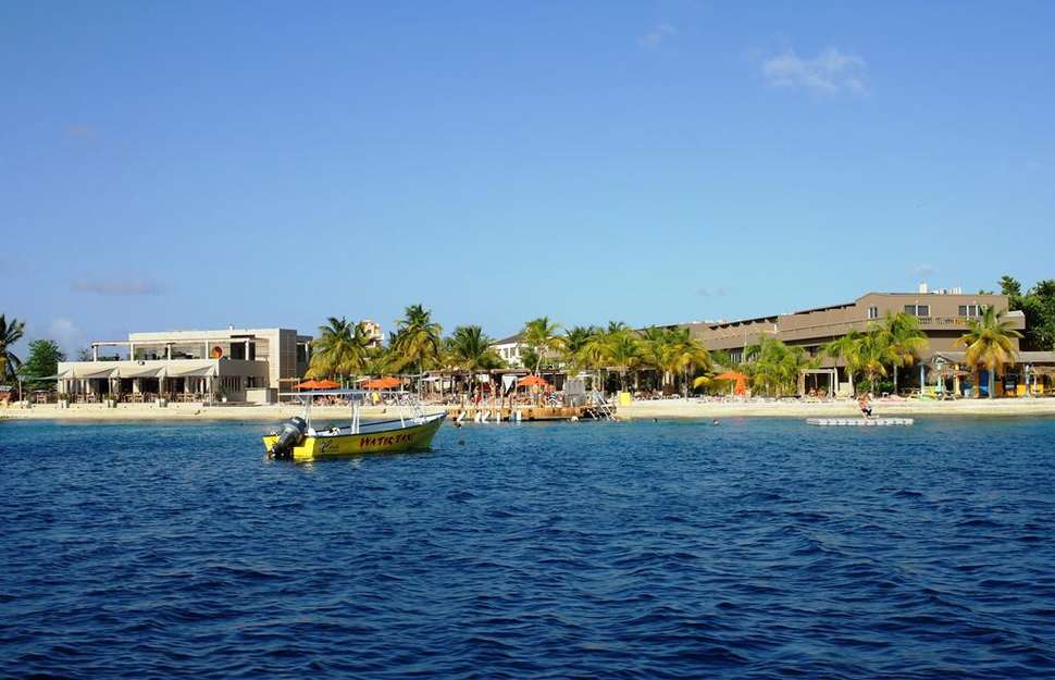 Een foto van het strand bij Eden Beach Resort
