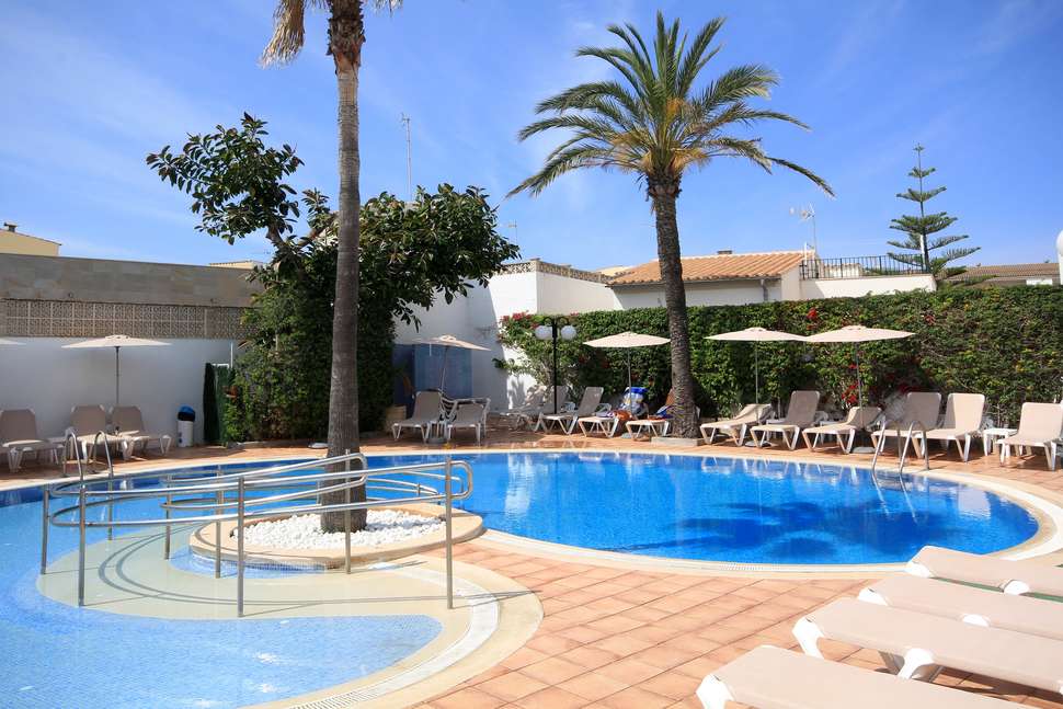 Ein Foto vom Pool im Ilusion Markus & Spa