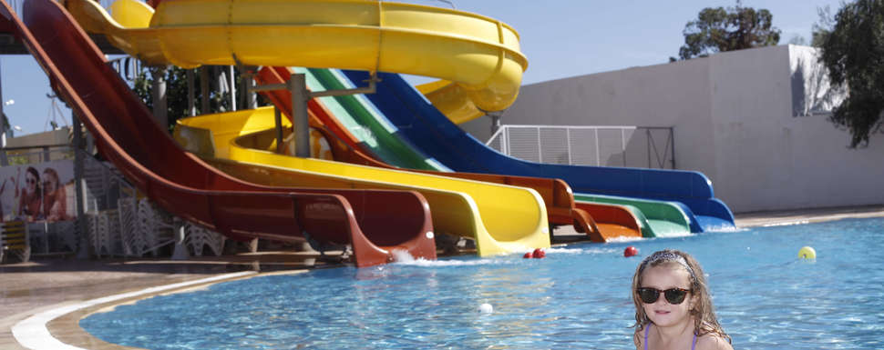 Een foto van het zwembad bij Riviera Resort