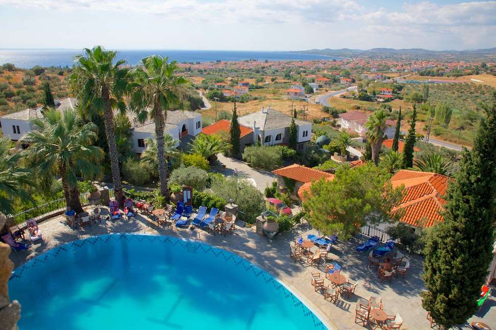 Een foto van het zwembad bij Geranion Village