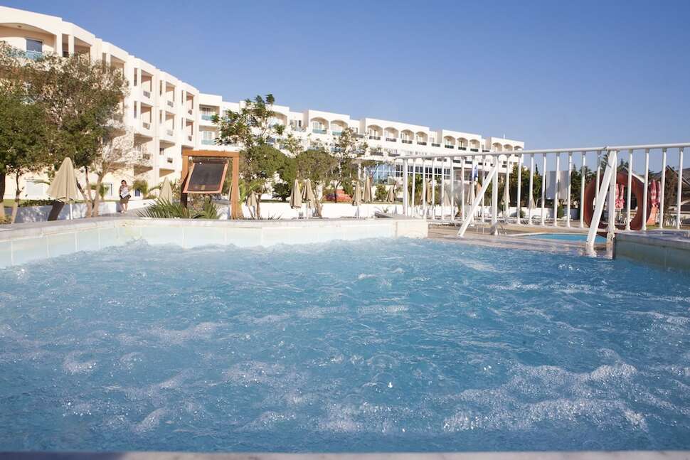 Een foto van het zwembad bij Sovereign Beach Hotel