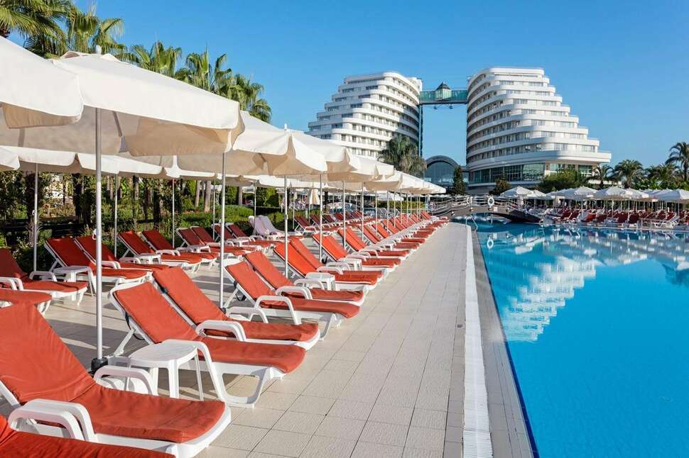 Een foto van het zwembad bij Miracle Resort Hotel