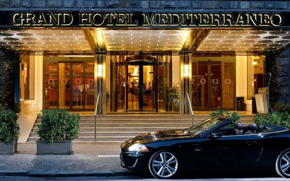 Ein Foto von der Außenansicht des Grand Hotel Mediterraneo