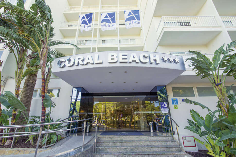 Een foto van de buitenkant van Blue Sea Coral Beach