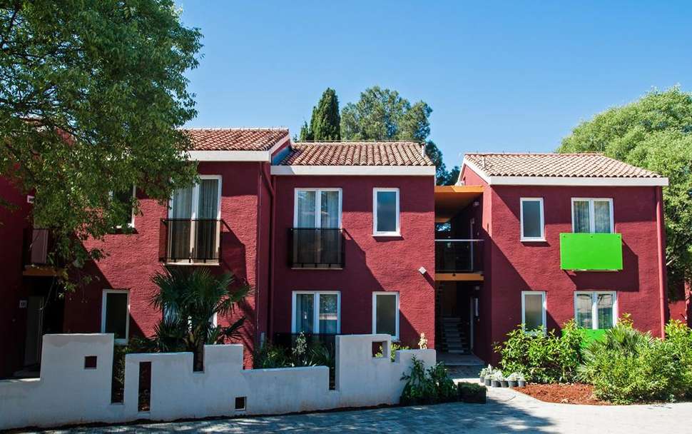 Een foto van de buitenkant van Appartementen Katoro Plava Laguna