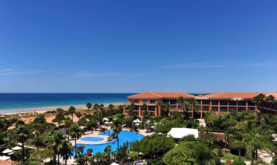 Een foto van het zwembad bij Hipotels Barrosa Palace & Spa