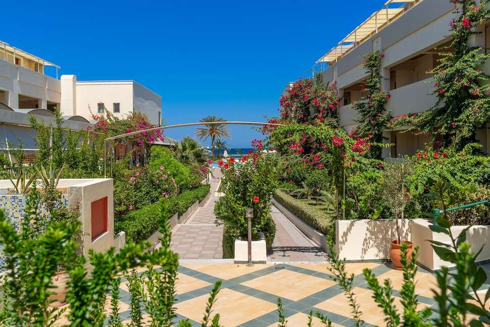 Ein Foto von der Außenansicht des Hydramis Palace Beach Resort