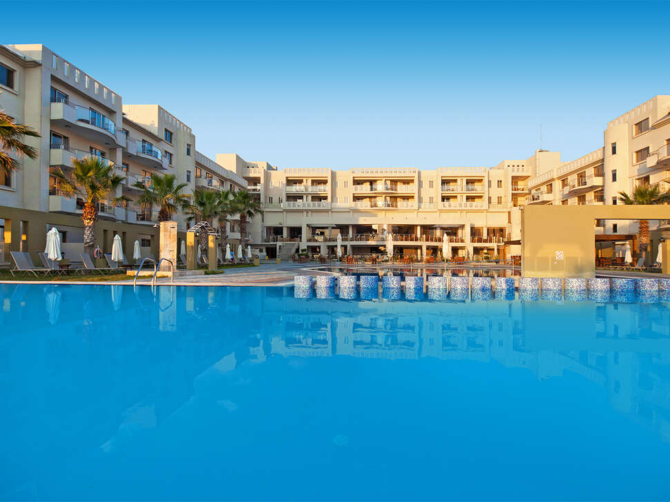 Een foto van het zwembad bij Capital Coast Resort & Spa