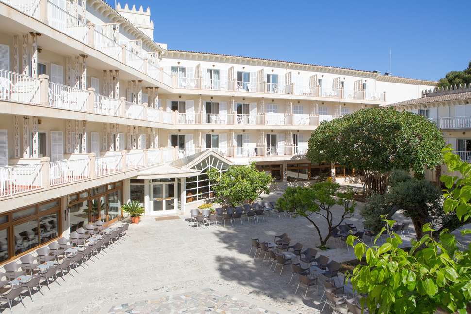 Een foto van het terras bij Hotel Castell dels Hams