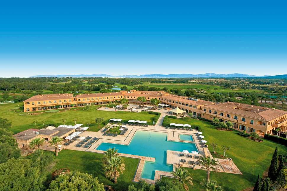 Een foto van de buitenkant van Hacienda Son Antem Golf Resort