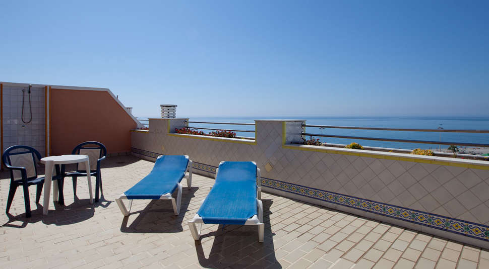 Een foto van het terras bij Hotel Playacapricho