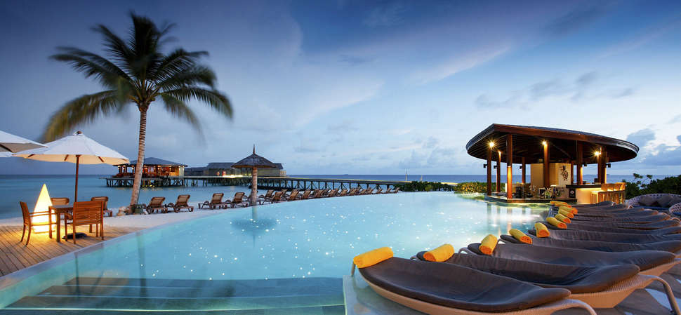 Een foto van het zwembad bij Centara Ras Fushi Resort & Spa Maldives