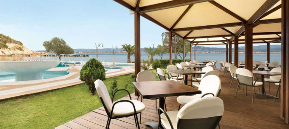 Een foto van het terras bij Ramada by Wyndham Loutraki Poseidon Resort