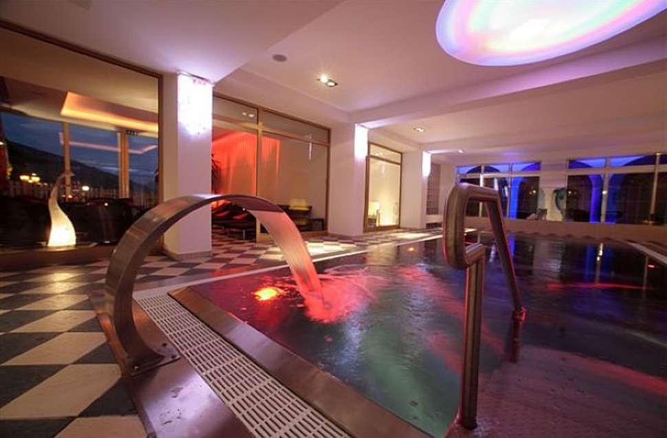 Een foto van het zwembad bij Berger's Sporthotel