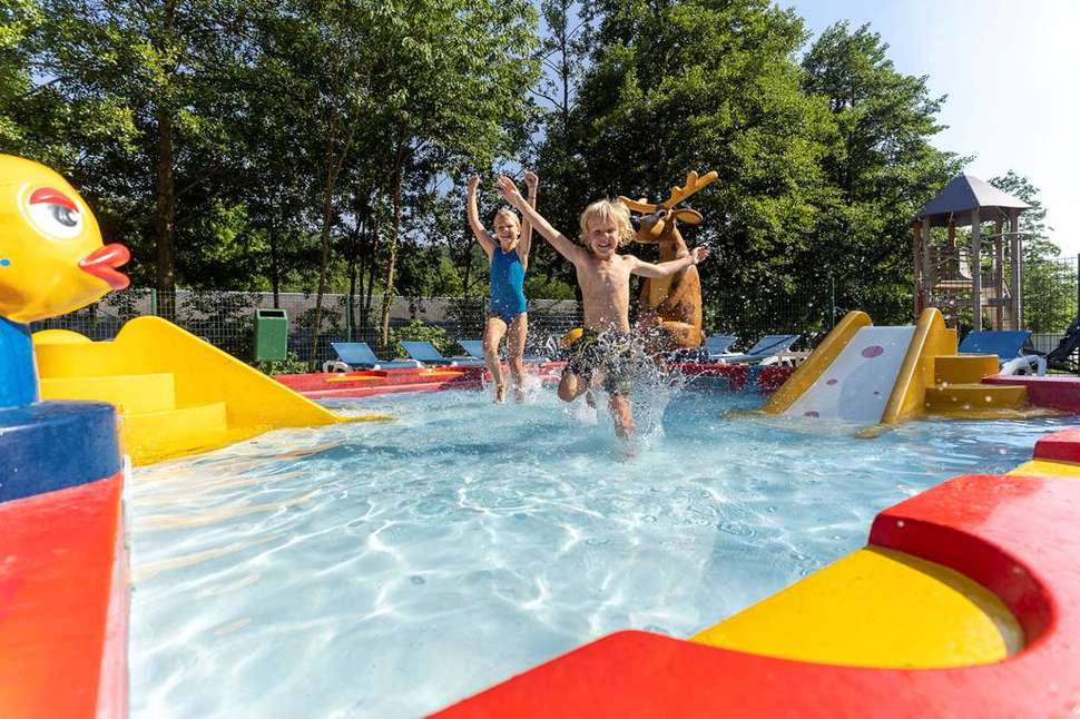 Een foto van het zwembad bij Parc la Clusure