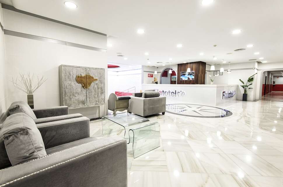 Een foto van het interieur van First Flatotel International