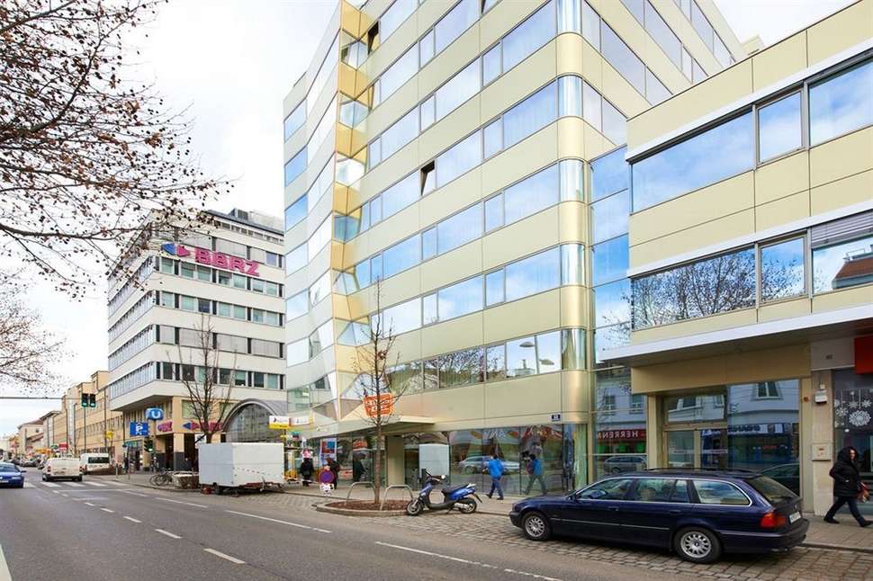 Een foto van de buitenkant van Simm's Hotel