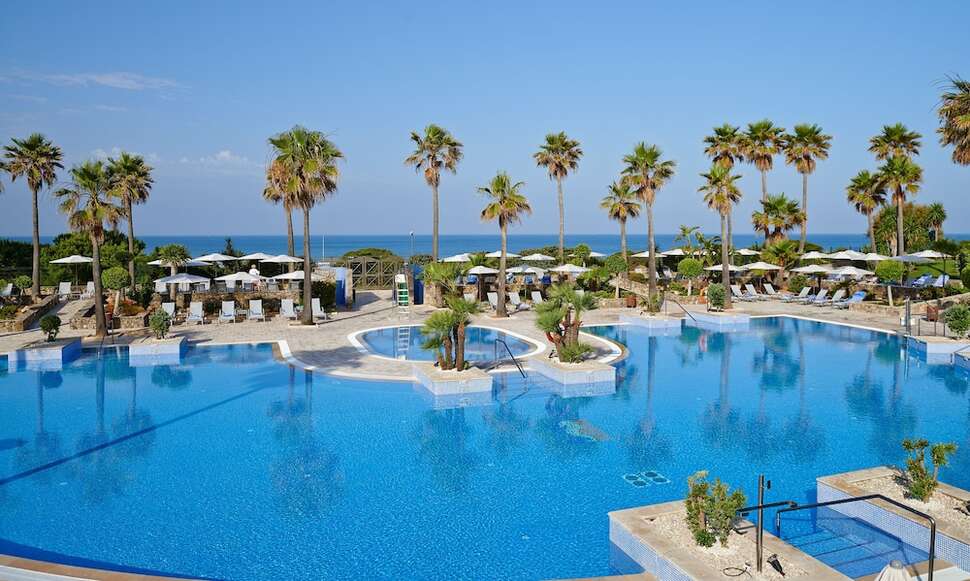 Een foto van het zwembad bij Hipotels Barrosa Palace & Spa