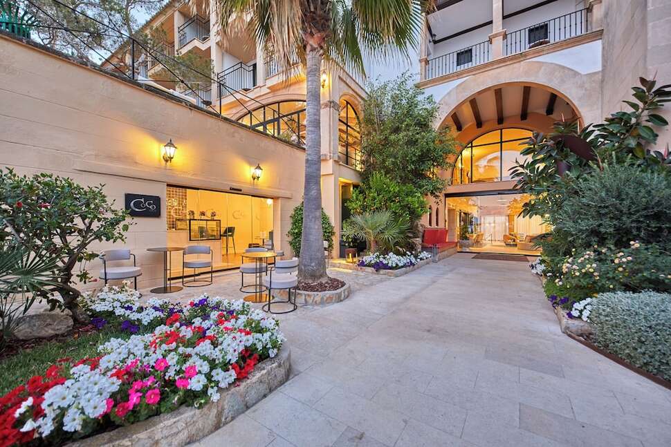 Een foto van het terras bij Secrets Mallorca Villamil Resort & Spa