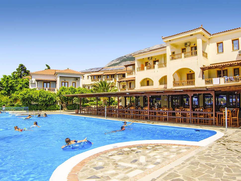 Een foto van het zwembad bij Kampos Village Resort