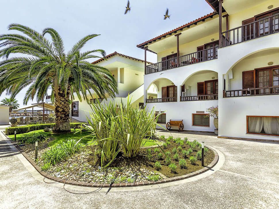 Ein Foto von der Außenansicht des Possidi Paradise Hotel