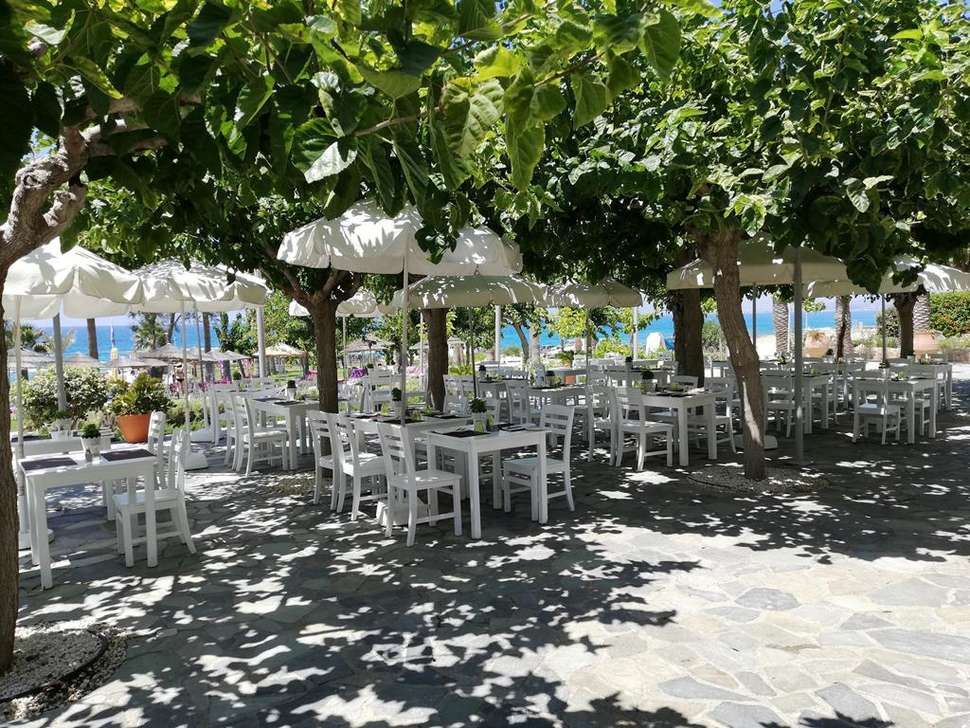 Een foto van het terras bij St. George Hotel Spa & Beach Resort
