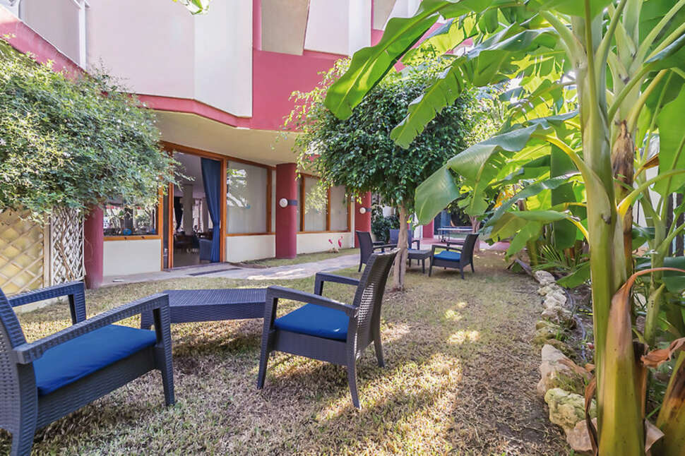 Een foto van het terras bij AluaSun Lago Rojo Hotel