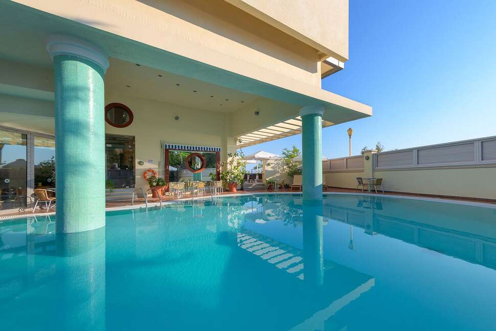 Ein Foto vom Pool im Mediterranean Hotel