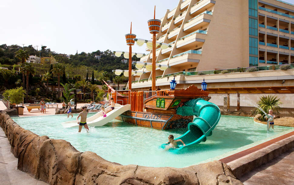 Ein Foto vom Pool im Golden Bahia de Tossa & Spa