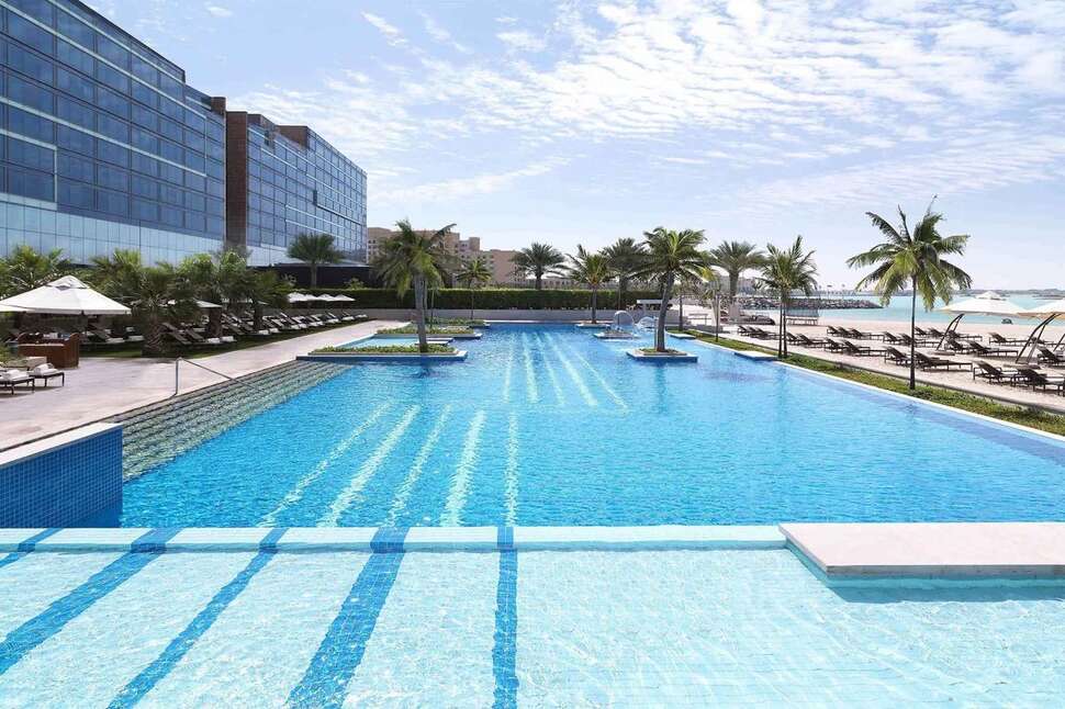 Ein Foto vom Pool im Fairmont Bab Al Bahr