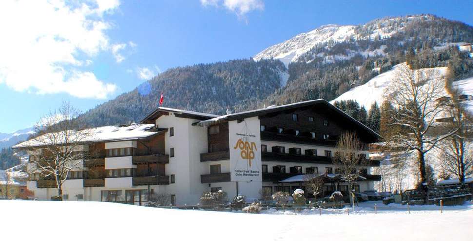 Een foto van de buitenkant van Hotel Sonnalp