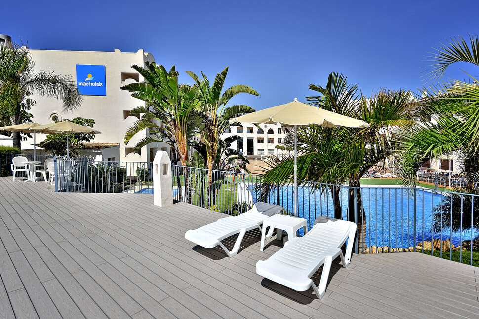 Een foto van het terras bij Mac Puerto Marina Benalmadena