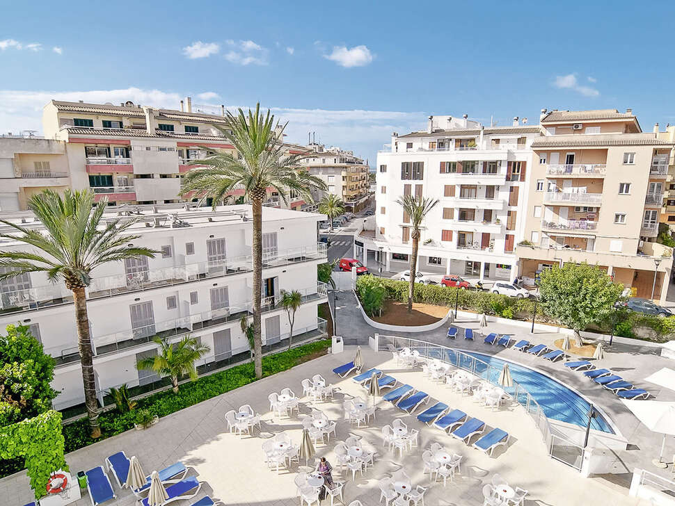 Een foto van het zwembad bij Eix Alcudia Hotel