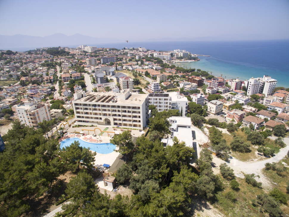 Een foto van het zwembad bij Tuntas Family Suites Kusadasi