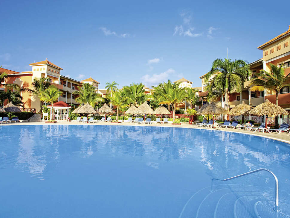 Een foto van het zwembad bij Grand Bahia Principe Turquesa