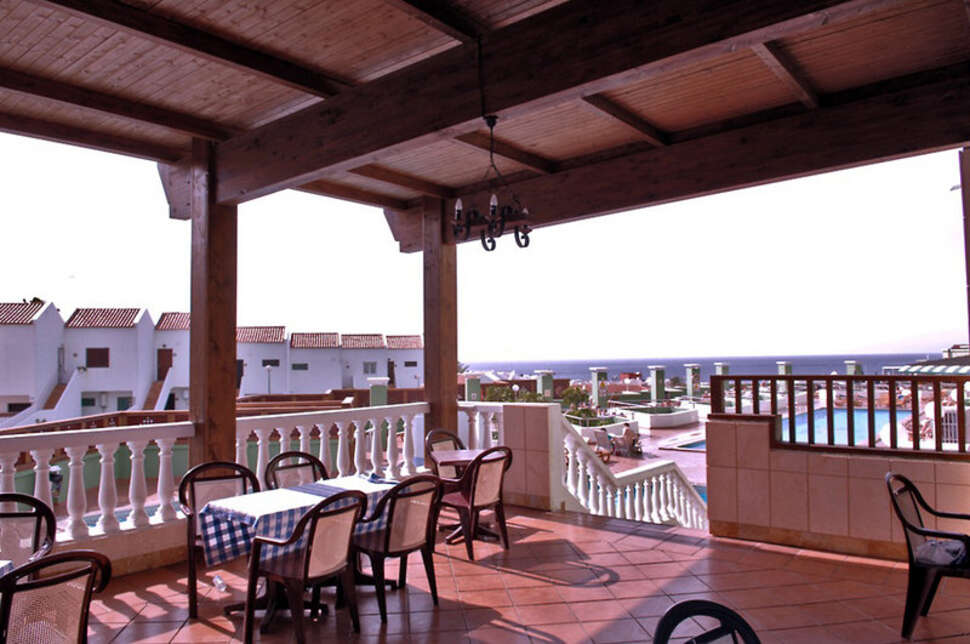 Een foto van het terras bij Hotel Villa de Adeje Beach