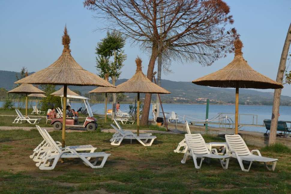 Een foto van het terras bij Camping Village Punta Navaccia