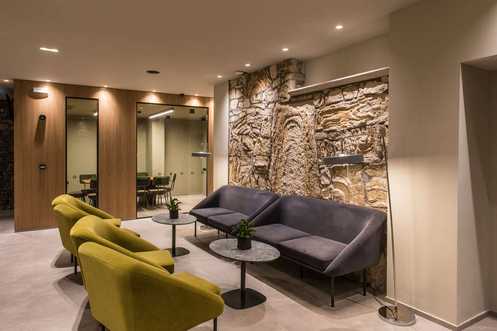 Een foto van het interieur van Petousis Hotel & Suites