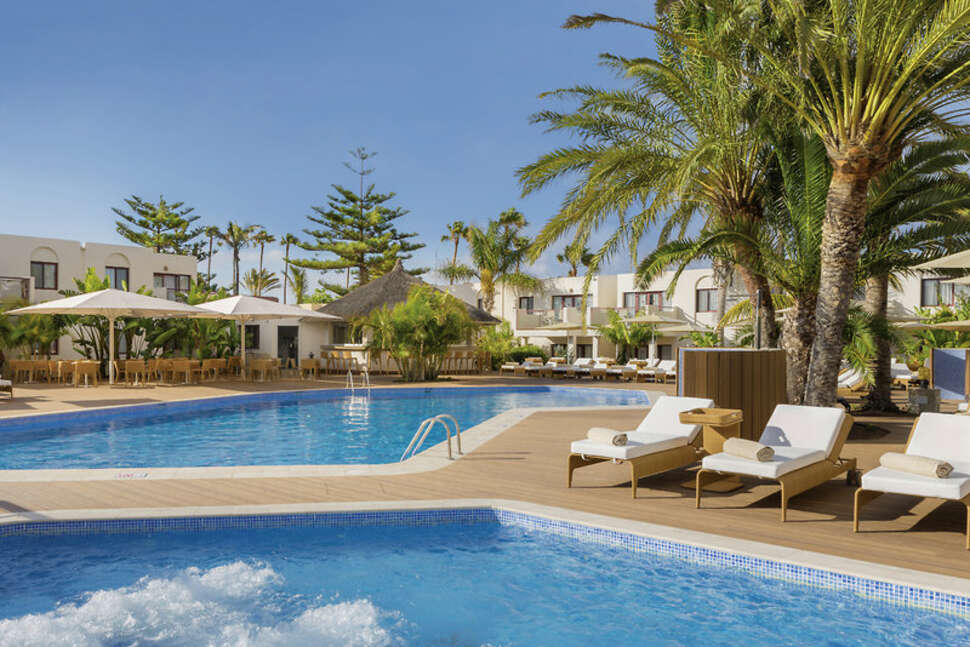 Een foto van het zwembad bij Alua Suites Fuerteventura