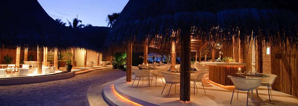 Een foto van het terras bij Kuramathi Island Resort