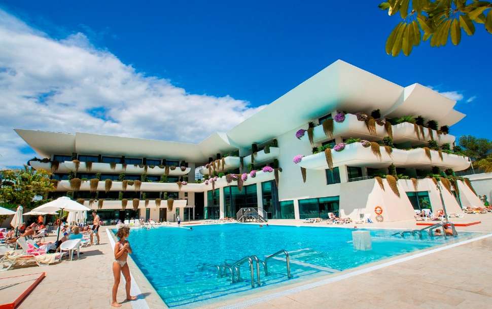 Een foto van het zwembad bij Hotel Deloix Aqua Center