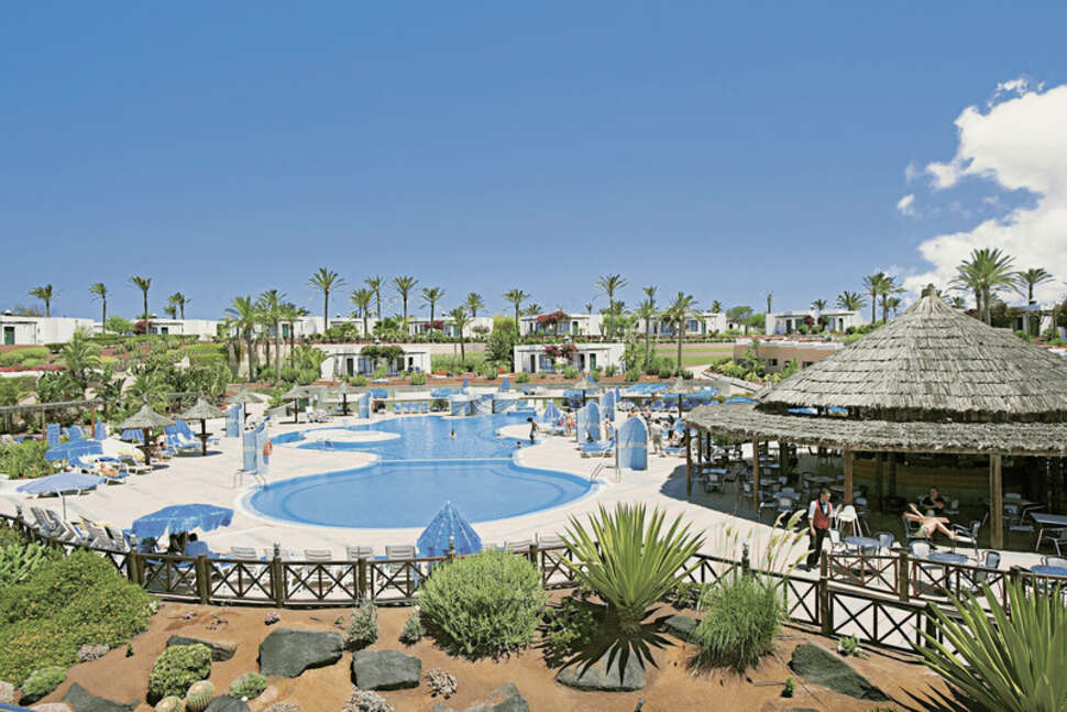 Een foto van het zwembad bij Club Playa Blanca Hotel