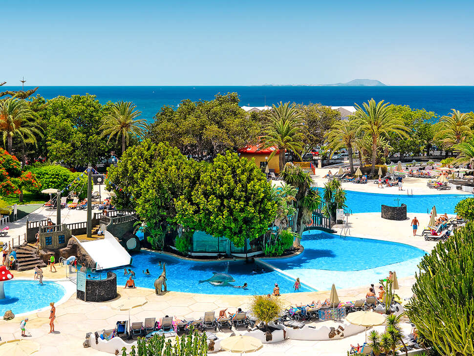 Een foto van het zwembad bij H10 Lanzarote Princess