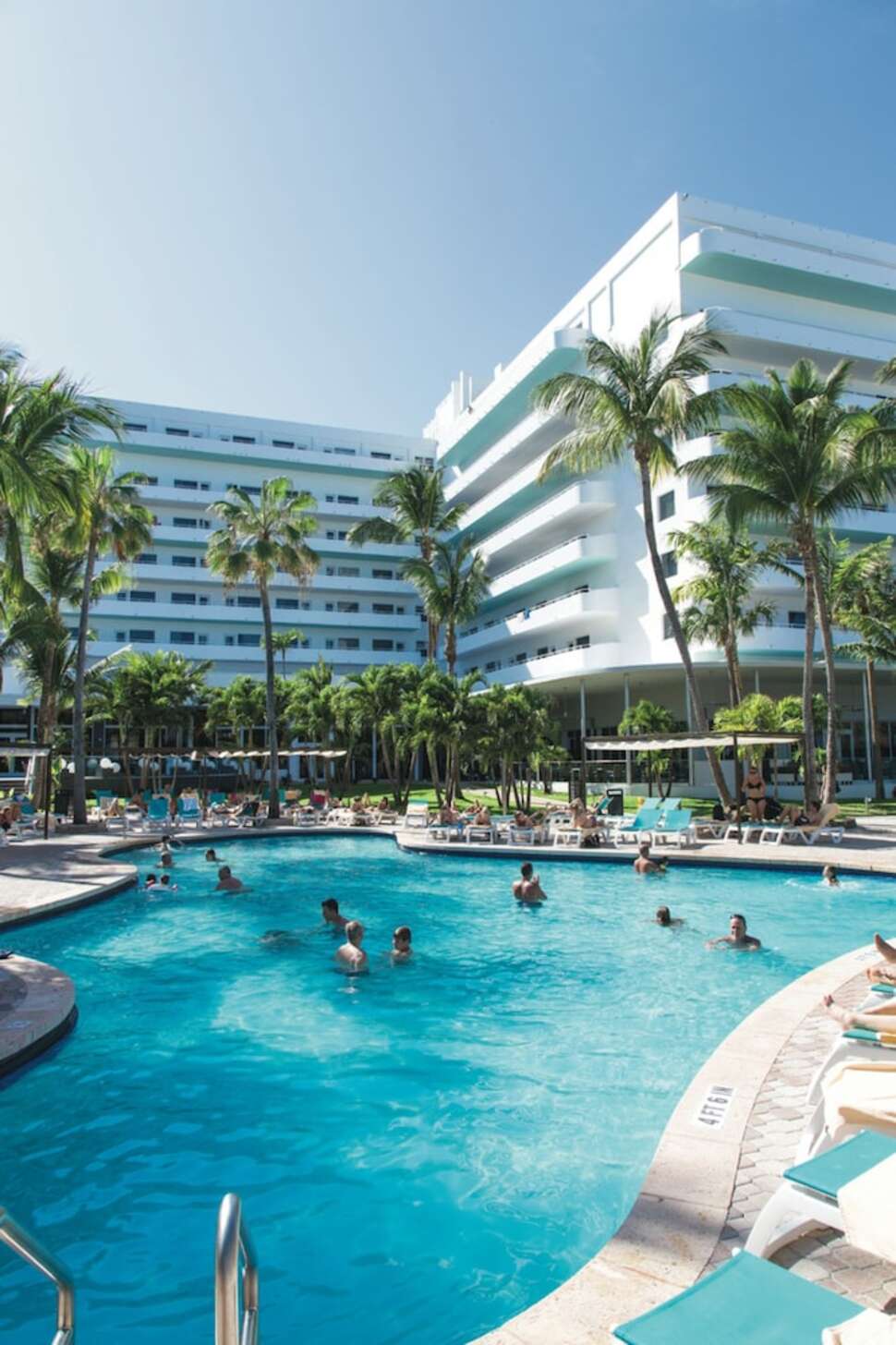 Een foto van het zwembad bij Riu Plaza Miami Beach