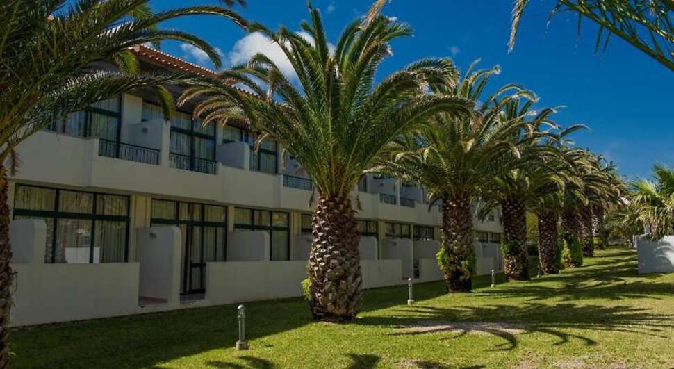 Ein Foto von der Außenansicht des Hotel Torre Praia