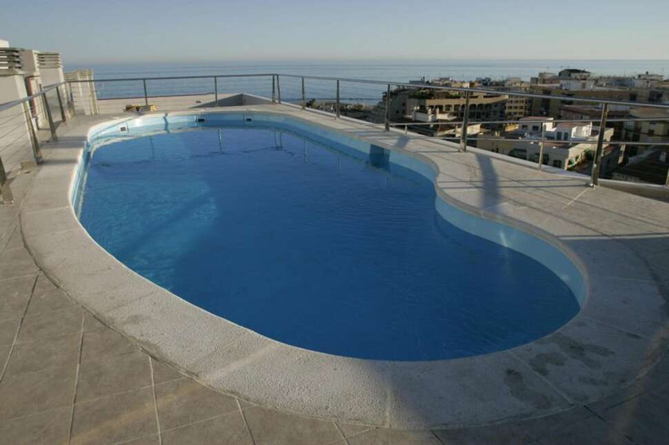 Een foto van het zwembad bij Barcelo Marbella