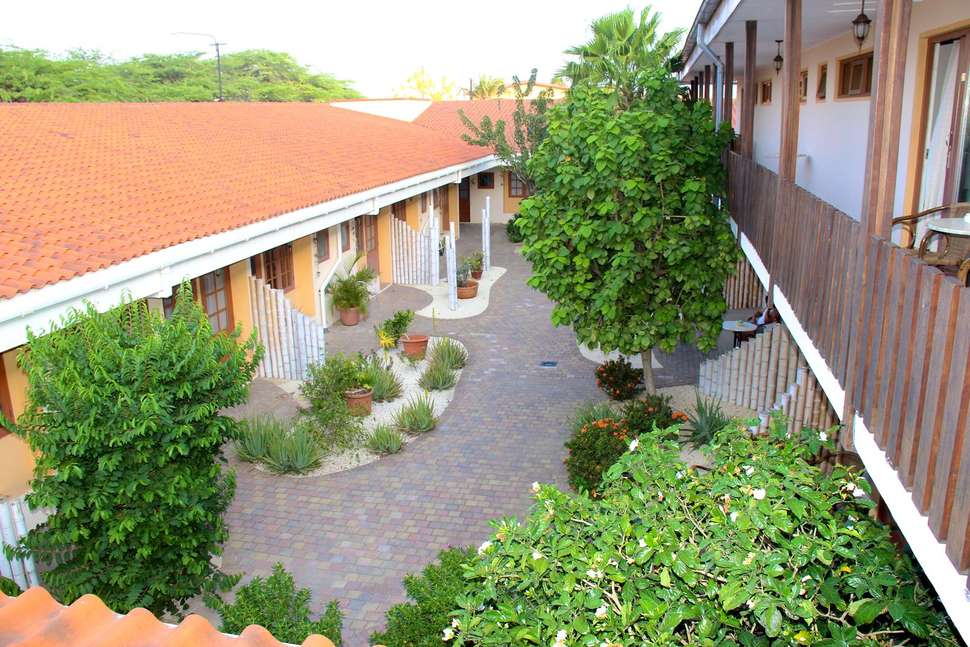 Een foto van de buitenkant van Camacuri Residence